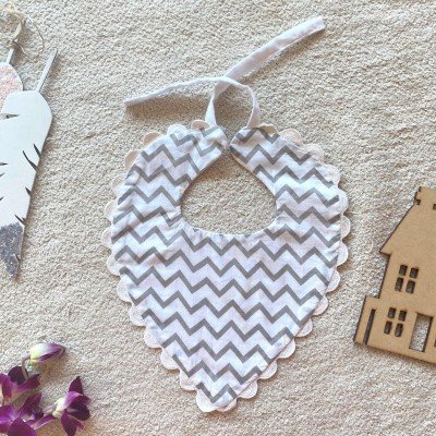 Grey zig-zag bib Grey zig-zag bib